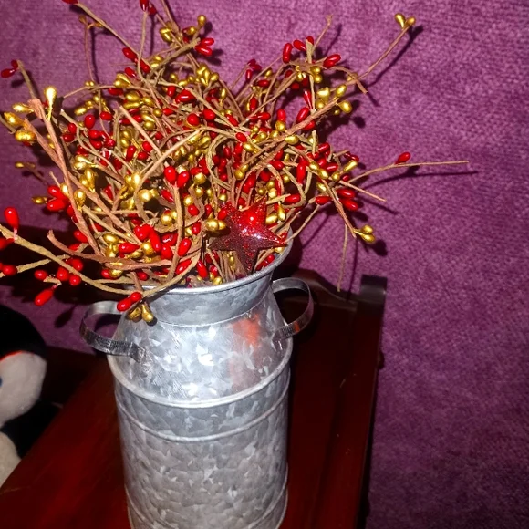 Tin with red pip berries with stars... - Picture 1 of 2